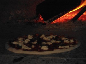 pizza nel forno a legna