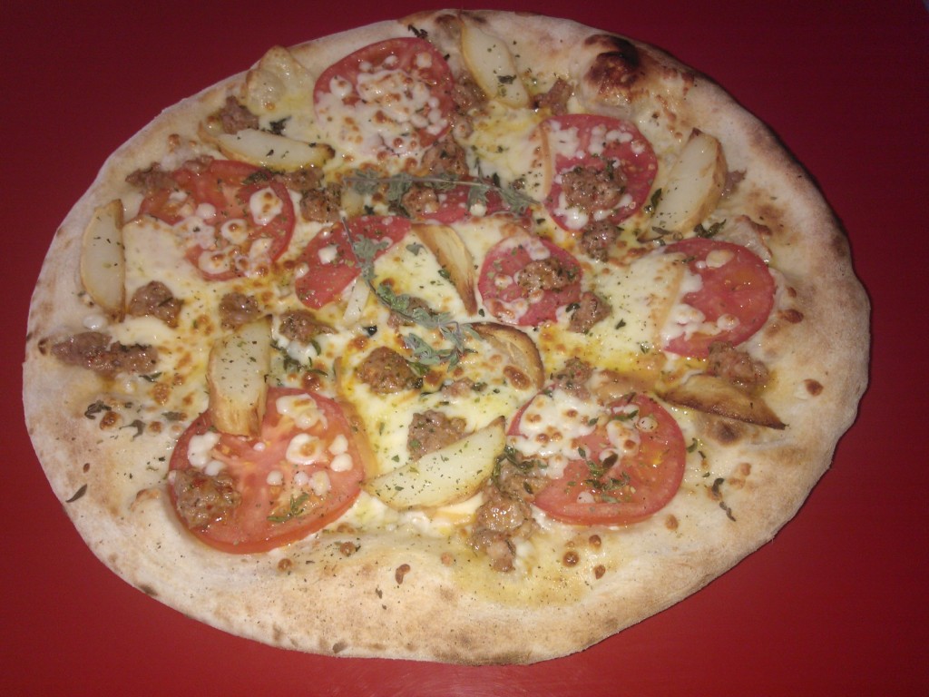 pizza patate e salsiccia fresca piccante