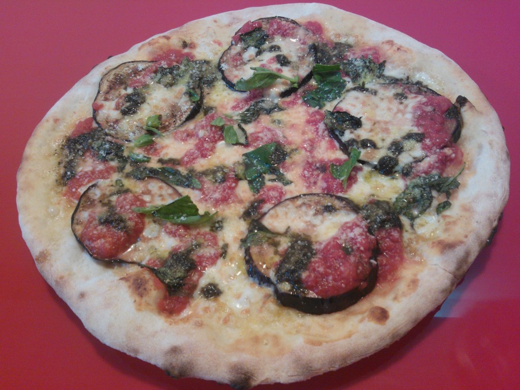 pizza parmigiana servita sul piatto